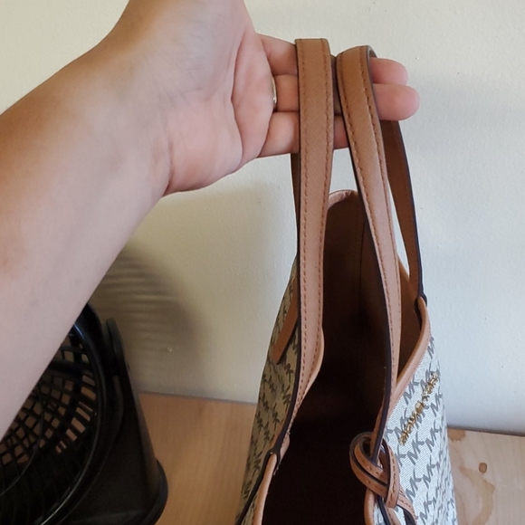 Michael Kors MK shoulder bag! - Picture 5 of 8